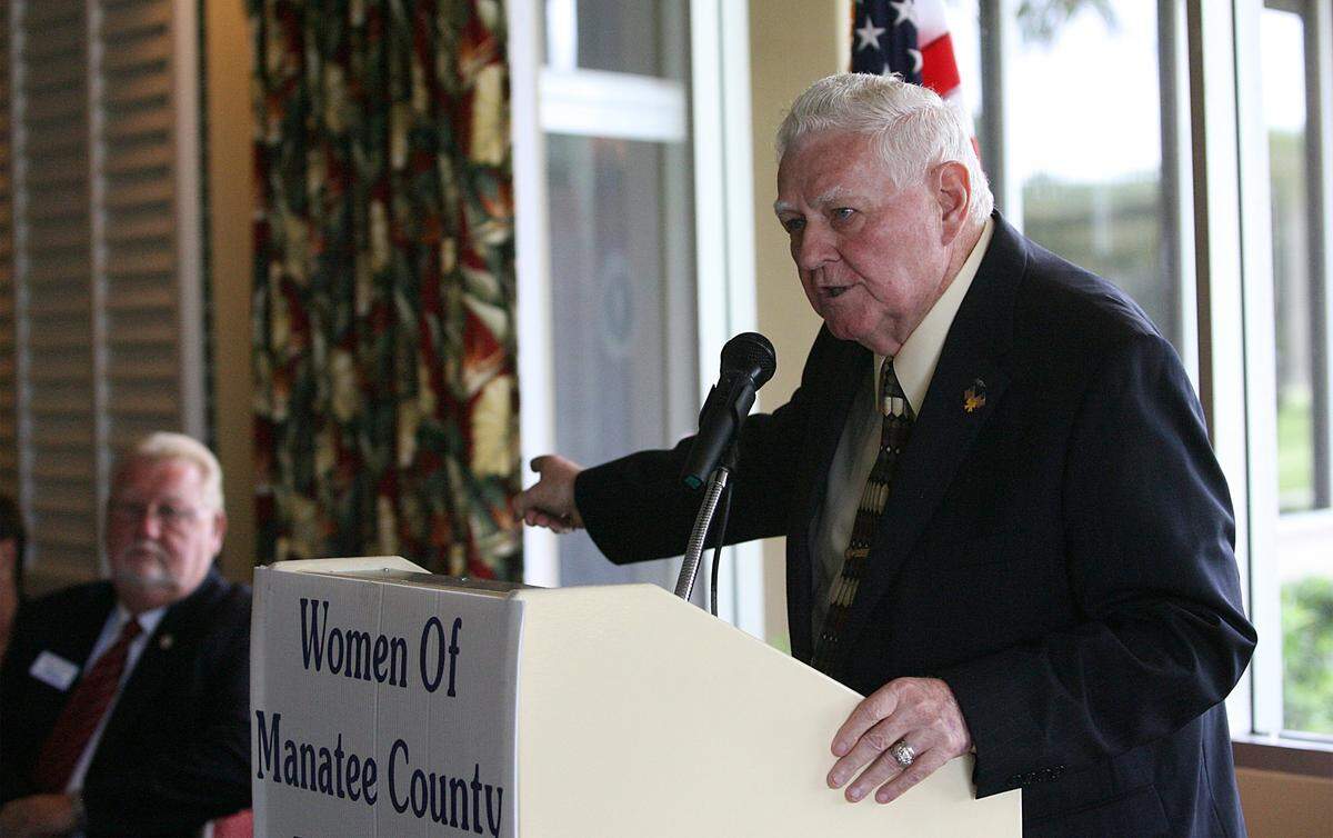 Former City of Bradenton mayor Bill Evers points back to Bradenton Mayor Wayne Poston during a mayoral forum at the Women of Manatee County Republican Club’s meeting at the Bradenton County Club in 2007.