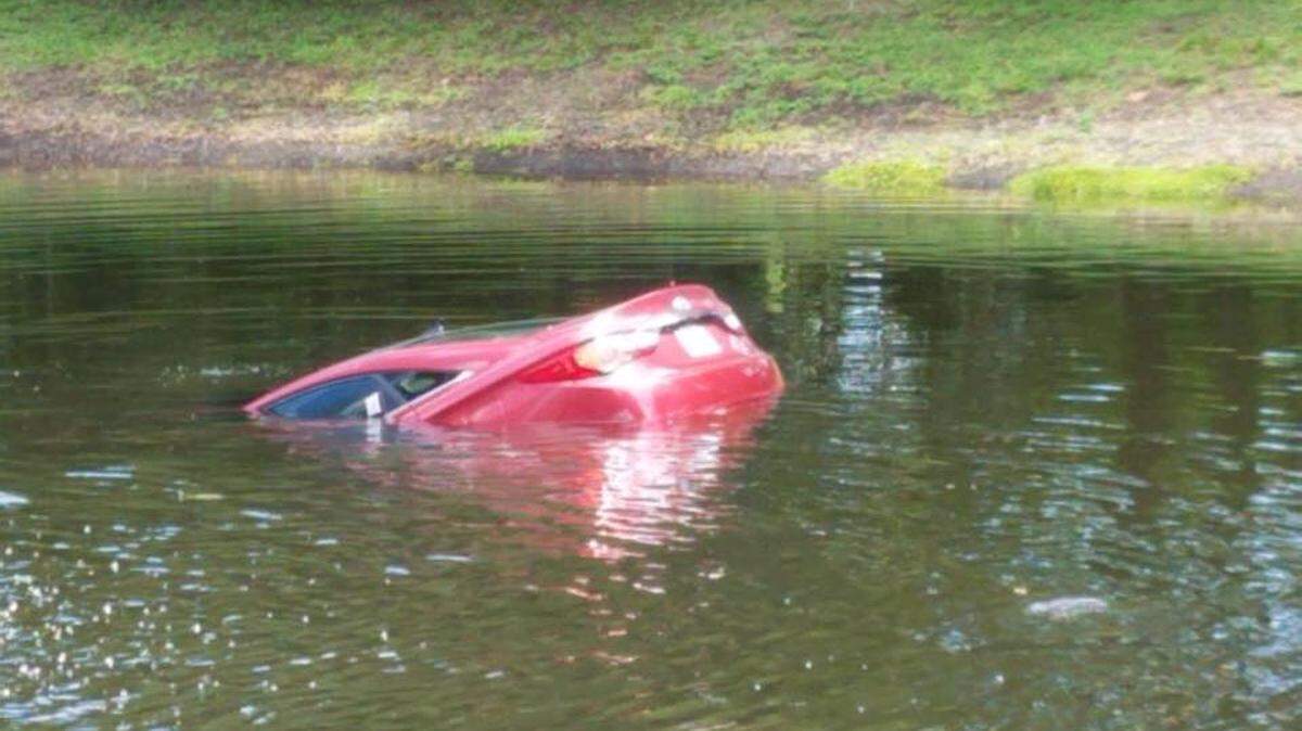 Los Bomberos de Miami-Dade dicen que un auto tarda entre uno y dos minutos en llenarse de agua.