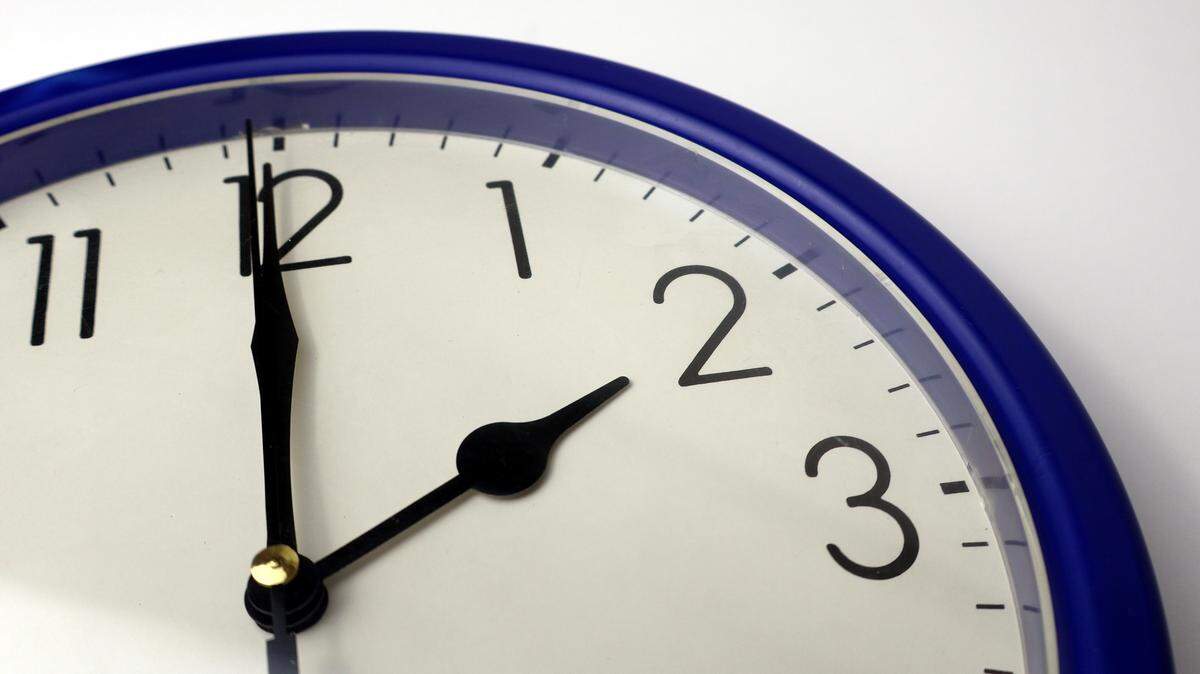 Despite Florida’s national lawmakers wanting to “lock the clock,” on the twice-a-year time change, Floridians are set to join a majority of the country in turning their clocks ahead one hour on Sunday.