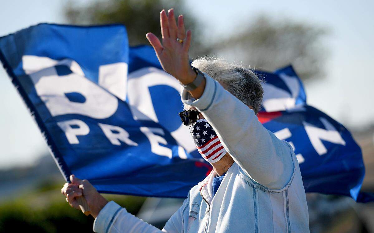 Betsy Fazzina joined a group of Biden supporters to wave flags on the Palmetto side of Green Bridge Monday morning.