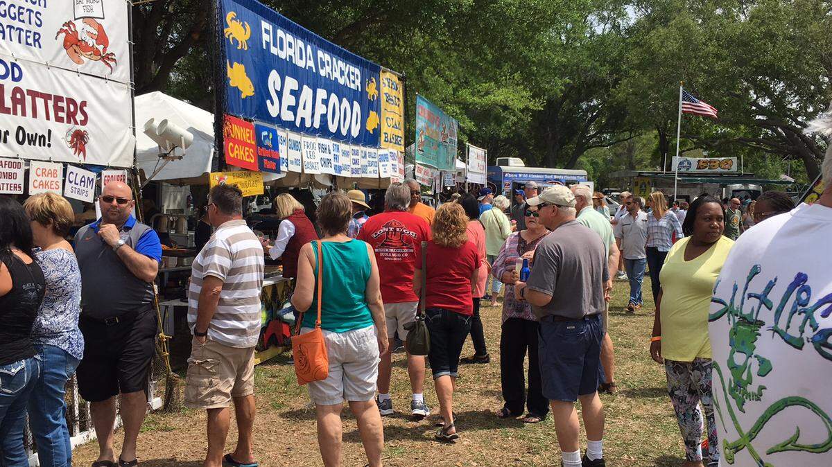 Crowds go for the seafood during Sunday's final day of the 2016 DeSoto Seafood Festival in Palmetto. Sunny and dry weather after Saturday's storms drew a crowd that grew and grew during the day, reaching about 7,500, concert organizers estimated. 
 RICHARD DYMOND/Bradenton Herald