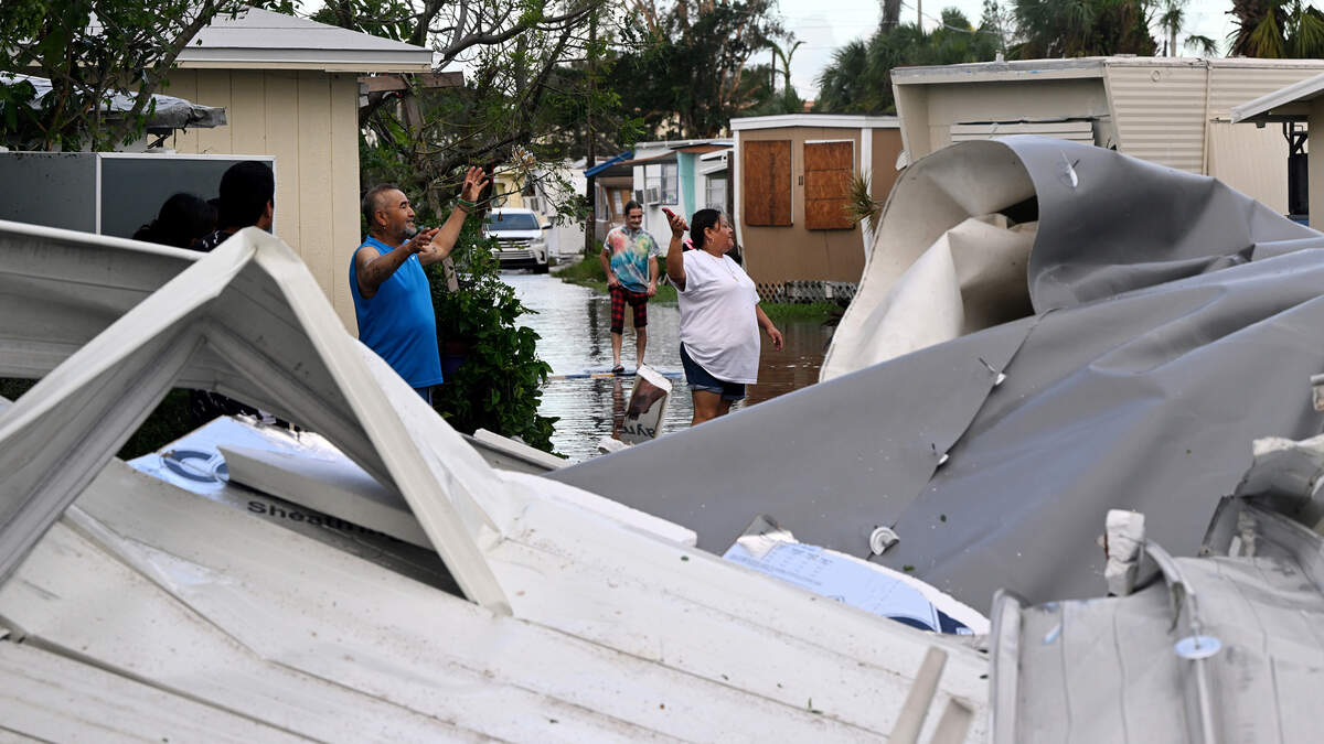 Los residentes de Luxor Mobile Home Park inspeccionan los daños causados ​​por el huracán Milton el 10 de octubre de 2024.