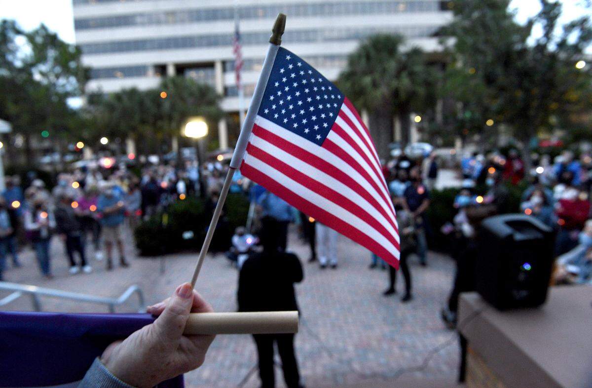 01/06/22—People gathered at Manatee County’s Historic courthouse for a Vigil for Democracy hosted by Indivisible Manatee on the anniversary of the U.S. Capitol riot.