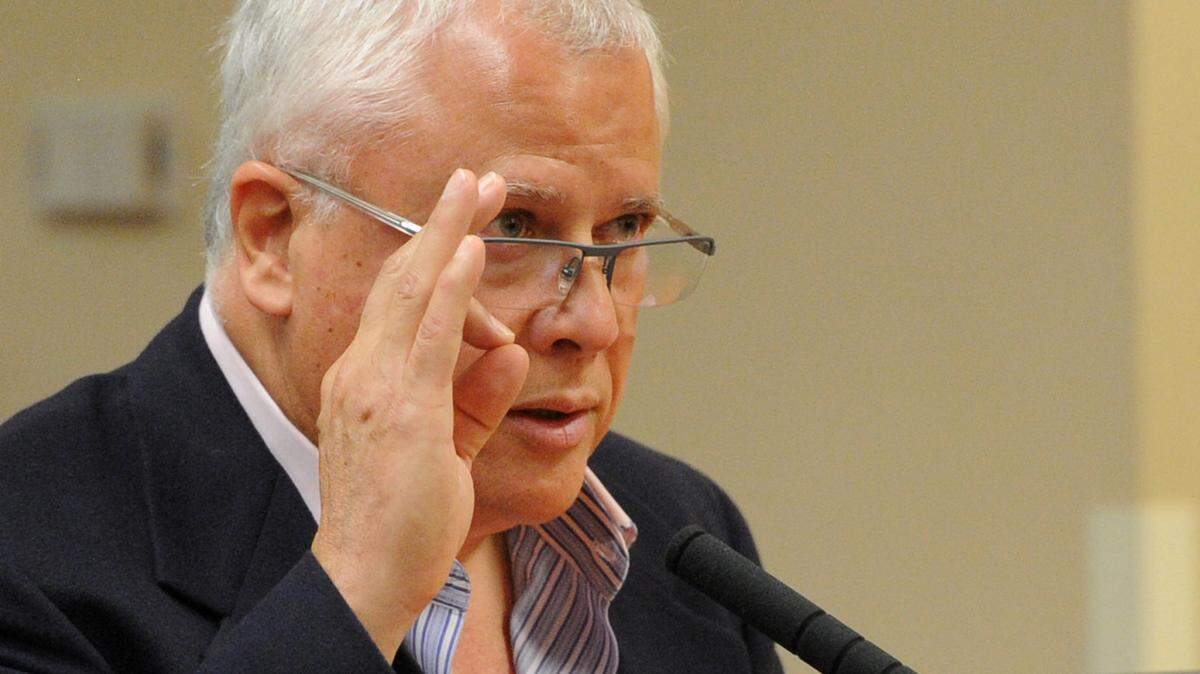 Developer Carlos Beruff talks about the home buyer as he speaks against raising impact fees on Thursday as Manatee County commissioners consider raising impact fees to pay for future growth in the county. 
 GRANT JEFFERIES/Bradenton Herald
