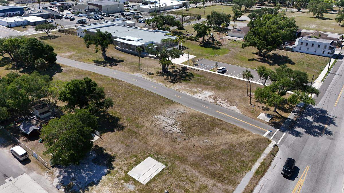 The vacant lot just north of the Palmetto Police Department is one possible location for a new city hall in Palmetto on April 28, 2026.