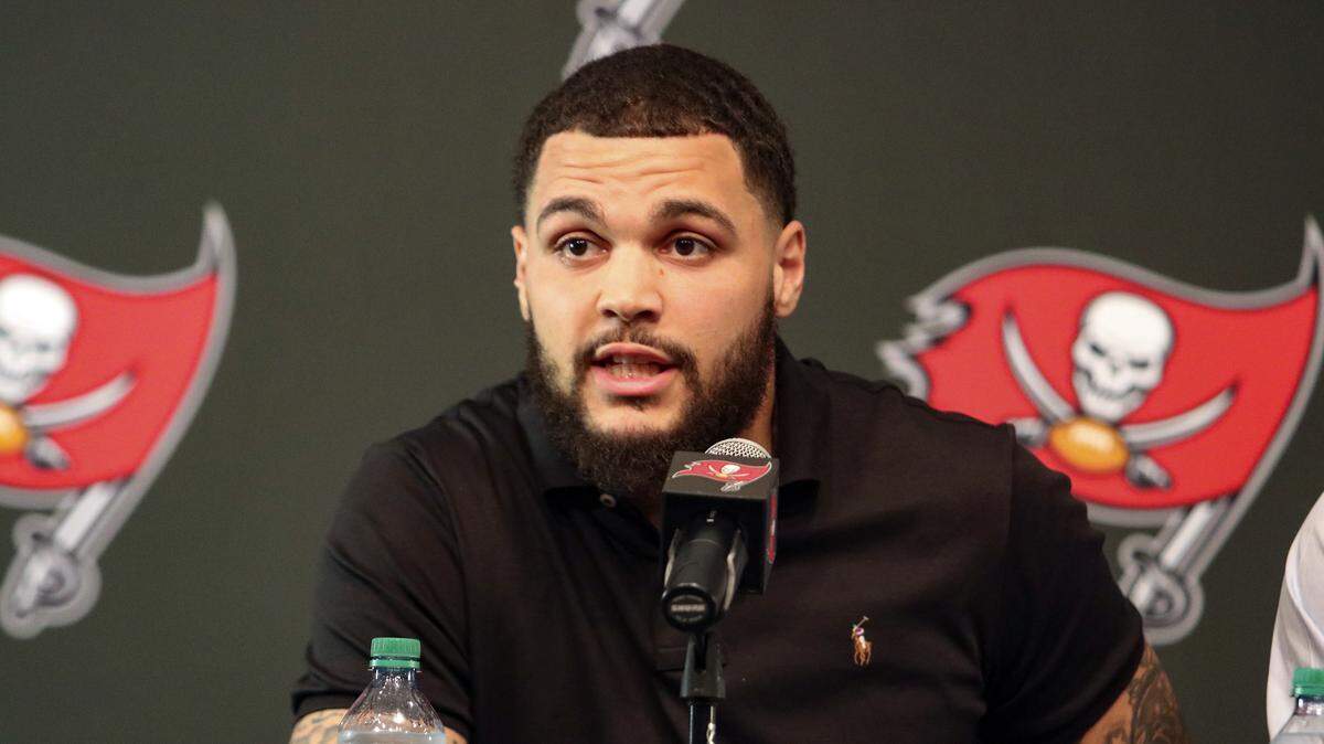 Tampa Bay Buccaneers wide receiver Mike Evans discusses his new contract extension with the football team during a press conference at One Buc Place, Tuesday, March 13, 2018, in Tampa, Fla.