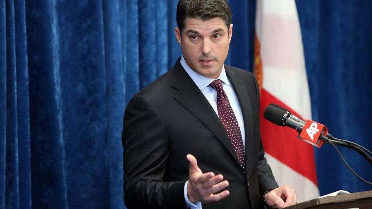 House Speaker Steve Crisafulli addresses reporters during the Florida Legislative Planning Session in Tallahassee on Wednesday, October 14, 2015. Photo by Walter Michot wmichot@miamiherald.com