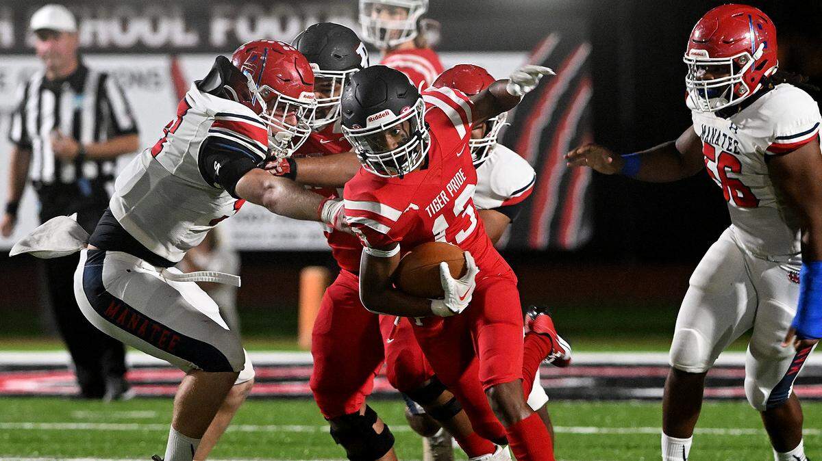 Palmetto’s Jamari Parker runs the ball against Manatee on Friday, Oct. 27, 2023 in Palmetto.