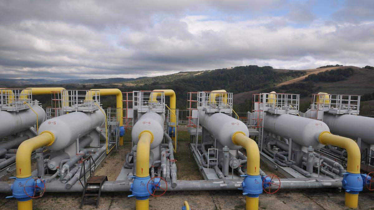 A view on a Ukrainin gas station Volovets in western Ukraine Wednesday, Oct.7, 2015. Russia, Ukraine and Europe have reached a deal on gas deliveries over the upcoming winter months. (AP Photo/Pavlo Palamarchuk)