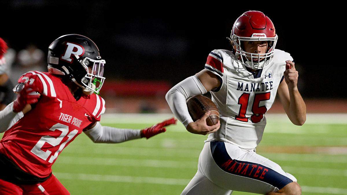 Manatee’s Andrew Heidel runs the ball against Palmetto on Friday, Oct. 27, 2023 in Palmetto.