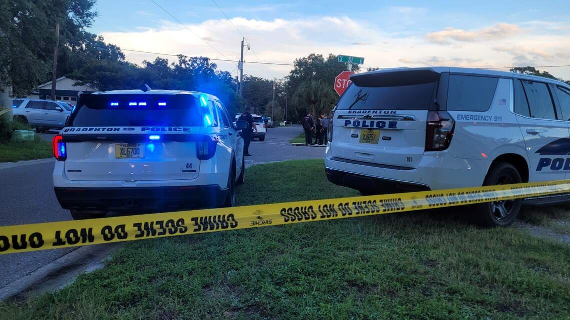 Police seek shooter after 2 men killed in Bradenton shooting, officers say