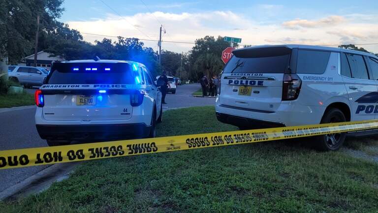 Police seek shooter after 2 men killed in Bradenton shooting, officers say