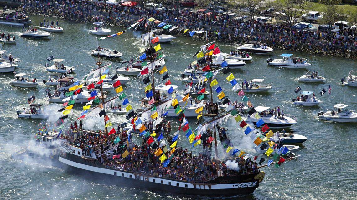 Pirates invade Tampa for Gasparilla 