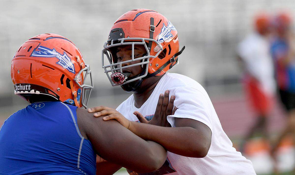 12/28/21—Southeast’s Corey Harrell and Kareem Elie at practice for the Florida Suncoast Senior Showcase, which gives high school football players a chance for scouts to see their abilities before signing day.