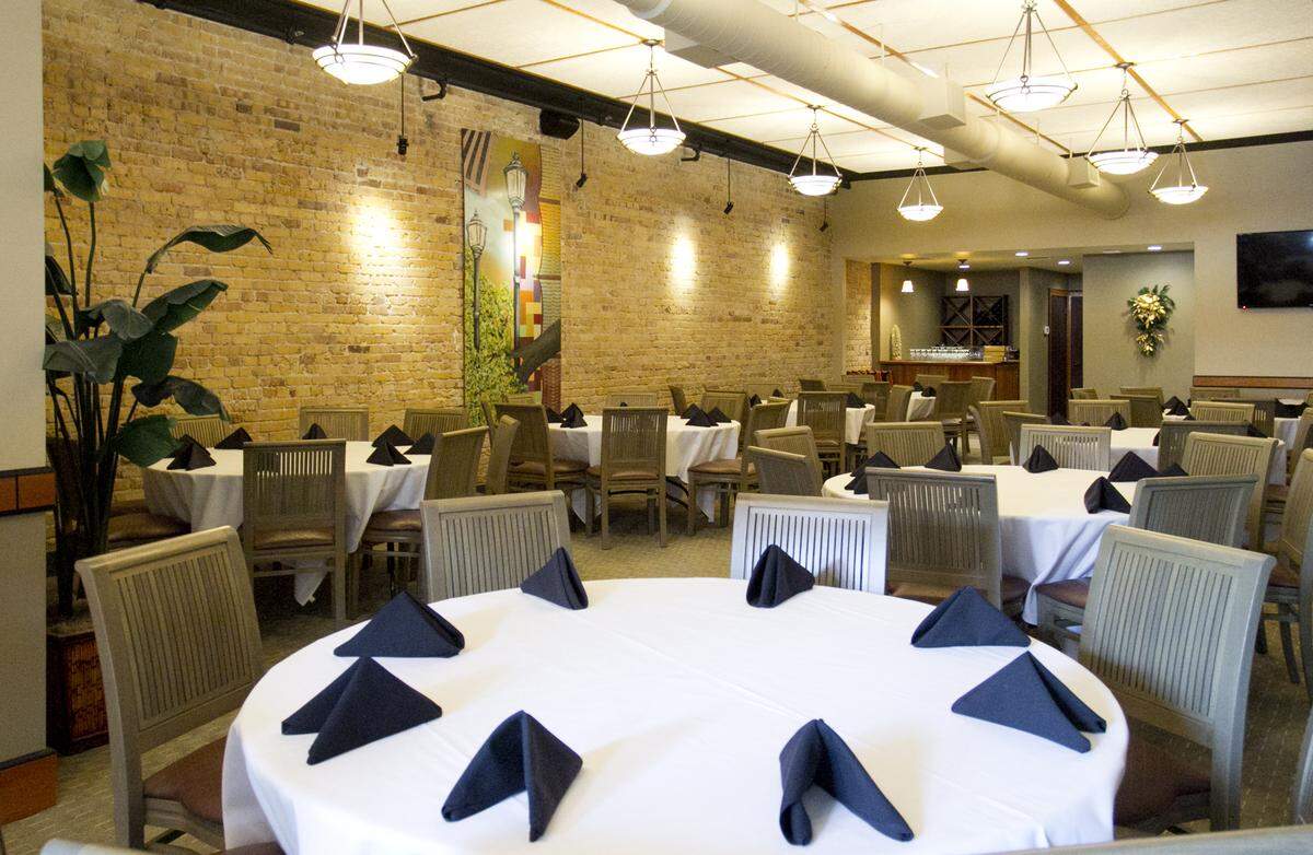 O’Brick’s has homey dishes such as wings, fried green tomatoes, fish tacos, burgers and chicken sandwiches, plus some intriguing touches, including eggplant roulade, grilled chicken topped with goat cheese and blackened shrimp pasta.