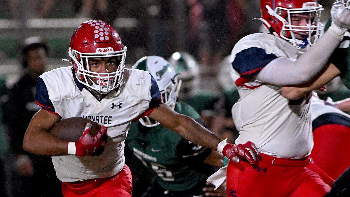 Manatee High’s Cory Sanders runs the ball at Lakewood Ranch stadium on Friday, Sept. 29, 2023.