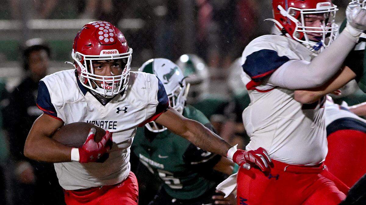 Manatee High’s Cory Sanders runs the ball at Lakewood Ranch stadium on Friday, Sept. 29, 2023.