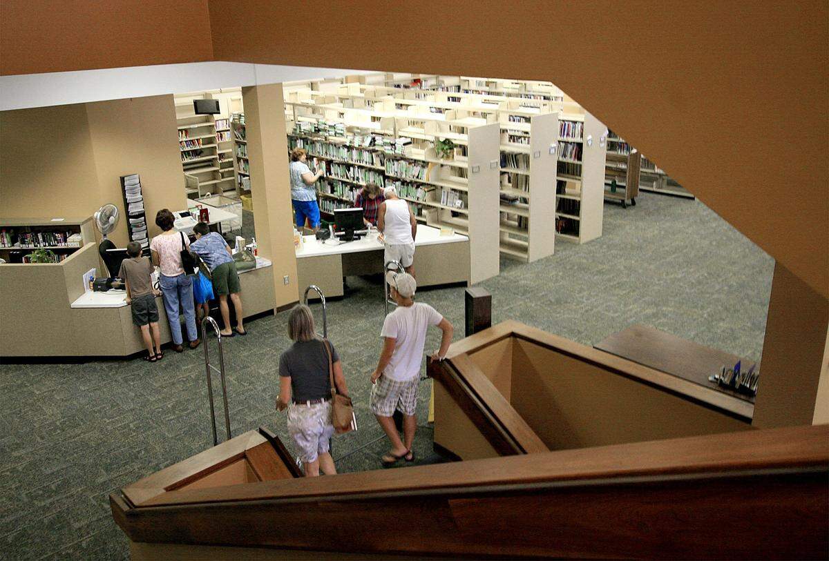 8/25/2008--Manatee County libraries are a rich source of material on Hispanic Heritage Month. Shown above is the Bradenton Central Library.