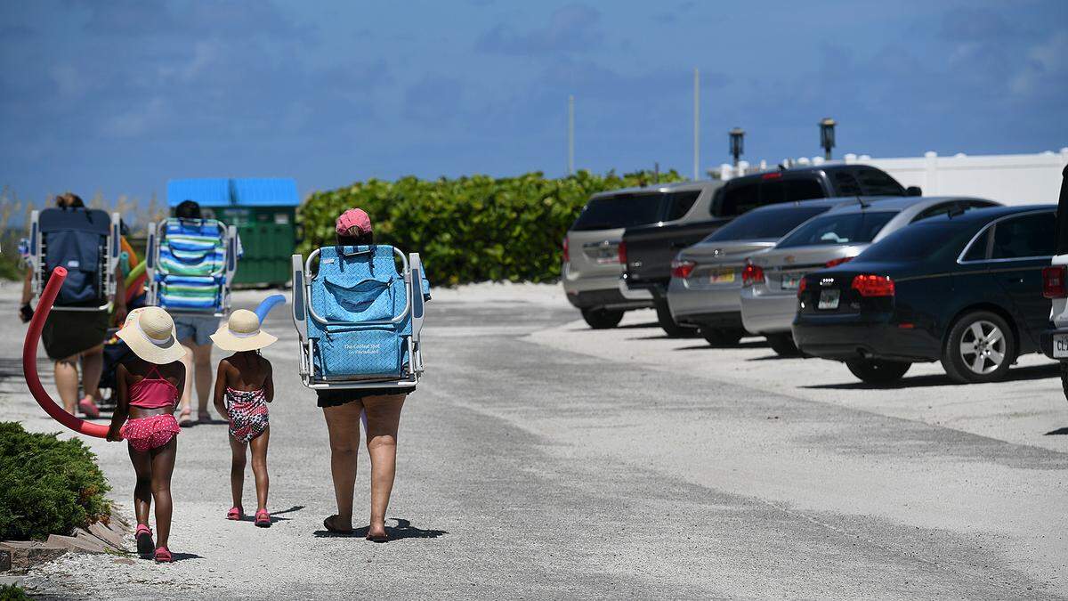 Most of the local readers that responded to a Bradenton Herald survey about Manatee County’s plan to build a 3-story parking garage on Anna Maria Island are against the idea. Visitors head to the beach on July 21, 2021 in this file photo.