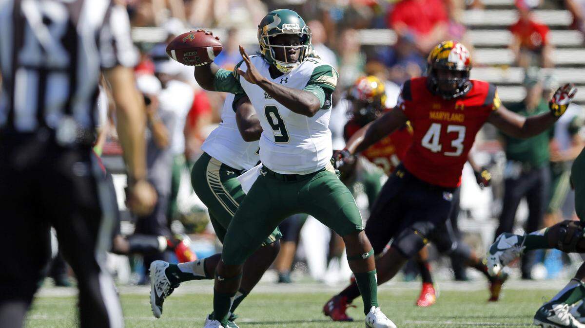South Florida quarterback Quinton Flowers (9) throws to a receiver in the first half of an NCAA college football game against Maryland, Saturday, Sept. 19, 2015, in College Park, Md. (AP Photo/Patrick Semansky)