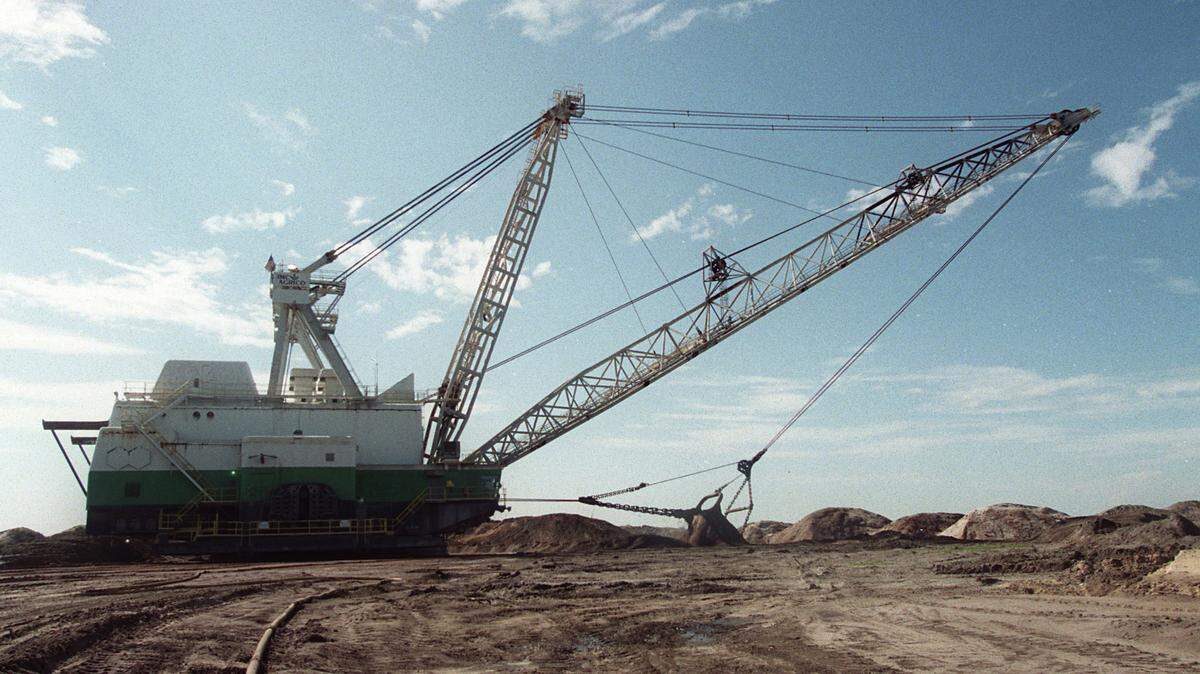 A dragline uncovers raw phosphate at the Four Corners mine in Northeastern Manatee County. The bucket can hold 300 tons in a single scoop.