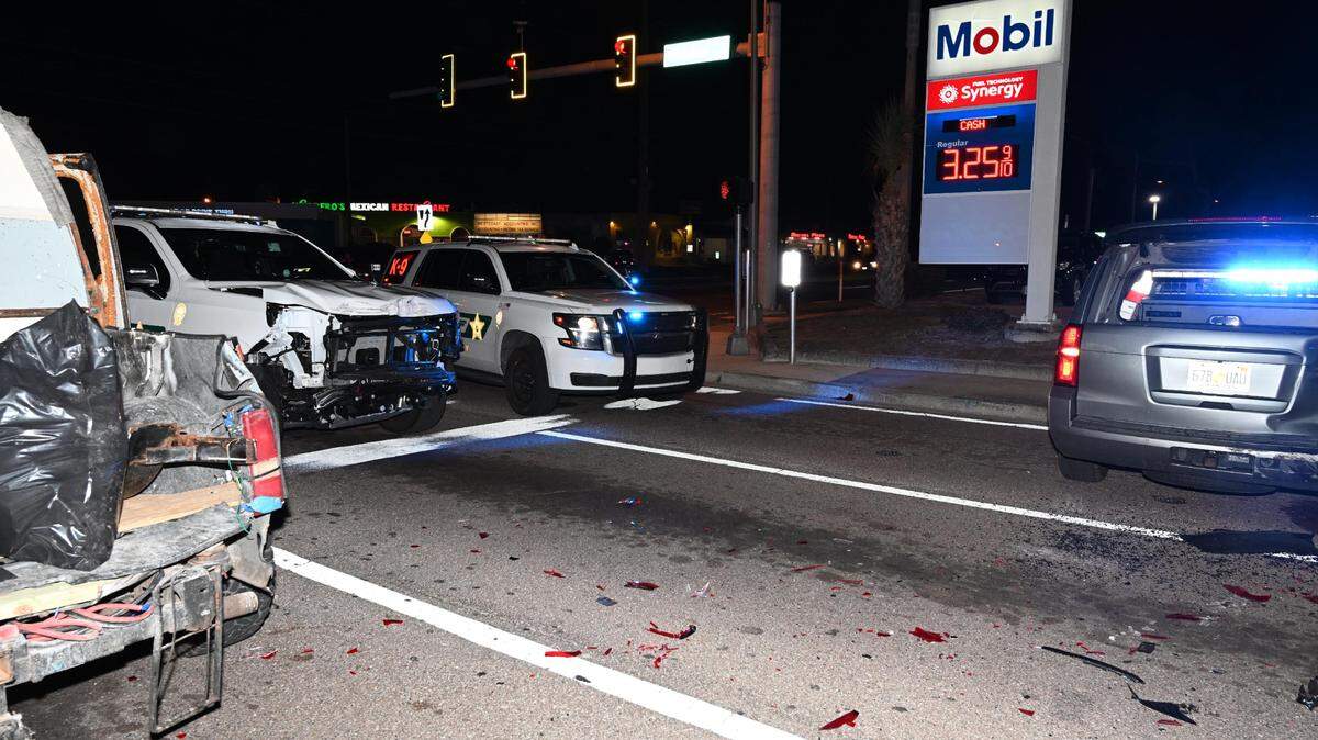 ​A 31-year-old Bradenton man died Thursday evening after driving his pickup truck into a telephone pole while trying to escape arrest, according to the Florida Highway Patrol.