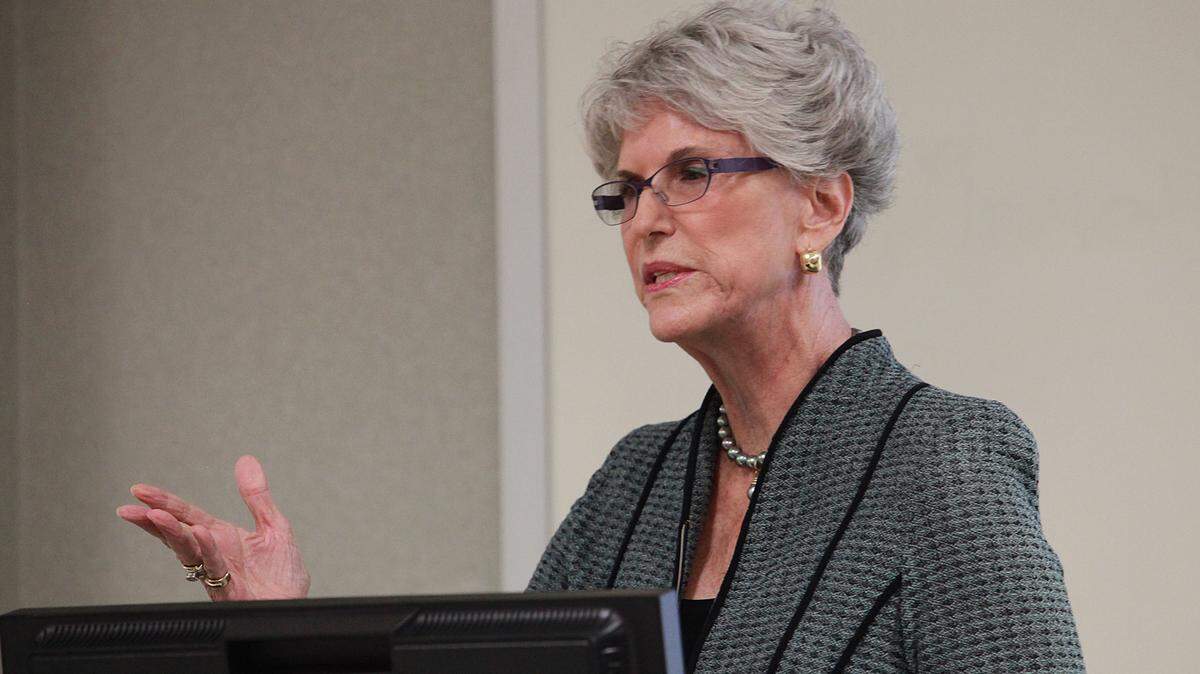 Former SCF President Sarah Pappas asks members of the colleges board of trustees to reconsider Tuesday their decision to end tenure for faculty members hired after July 1, 2016. MATT M. JOHNSON/Bradenton Herald