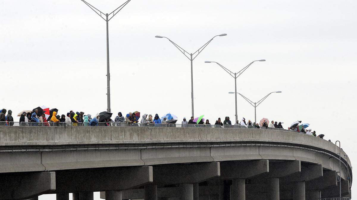 A crowd gathers Saturday on the Green Bridge before races begin during the Bradenton Area River Regatta.TIFFANY TOMPKINS/Bradenton Herald