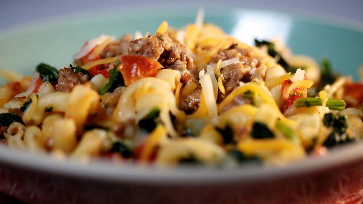 Cheesy Hamburger Skillet made with lean ground beef, macaroni, tomatoes and red bell peppers. (Salwan Georges/Detroit Free Press/TNS)