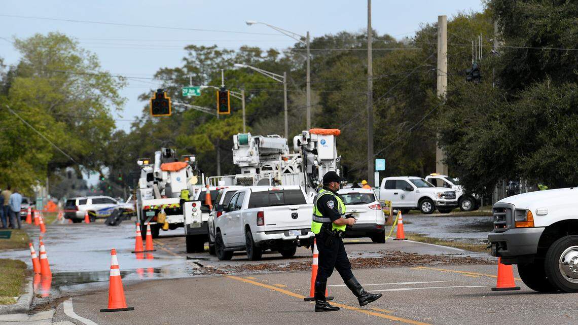 Bradenton intersection reopens after water main floods road, downs traffic signals