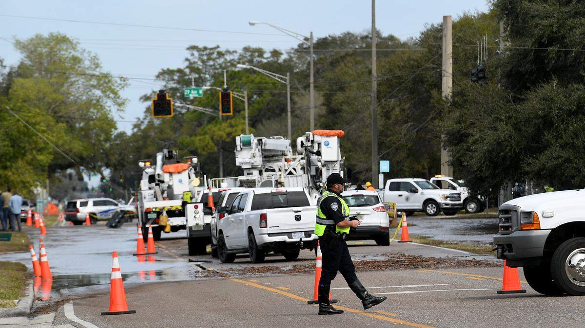 Crews work to fix a water main break at the intersection of 59th Street West and 29th Avenue West in Bradenton that downed traffic signals in flooded water causing traffic to be diverted on Feb. 15, 2022.