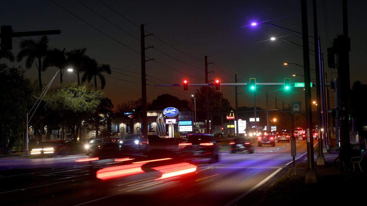 01/05/22—Various streetlights throughout Florida have begun to glow purple or blue. An FDOT spokesperson says they are defective and will be replaced in the coming months. See purple streetlight in right of image.