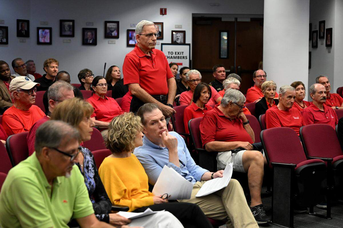 Nearly two dozen Manatee County residents attended a public meeting Tuesday afternoon to share their thoughts on a proposed roundabout at the intersection of Lorraine Road and Players Drive in Lakewood Ranch.