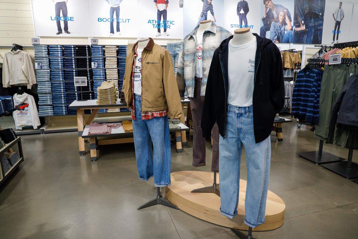 Old Navy recently opened its first outlet store in Manatee County at the Ellenton Premium Outlets.