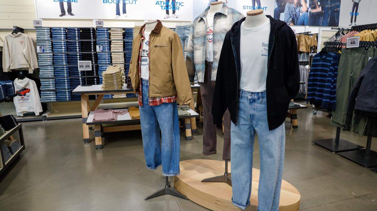 Old Navy is opening an outlet store for the first time in Manatee County. The store is located in the Ellenton Premium Outlets and opens Saturday at 10 a.m.