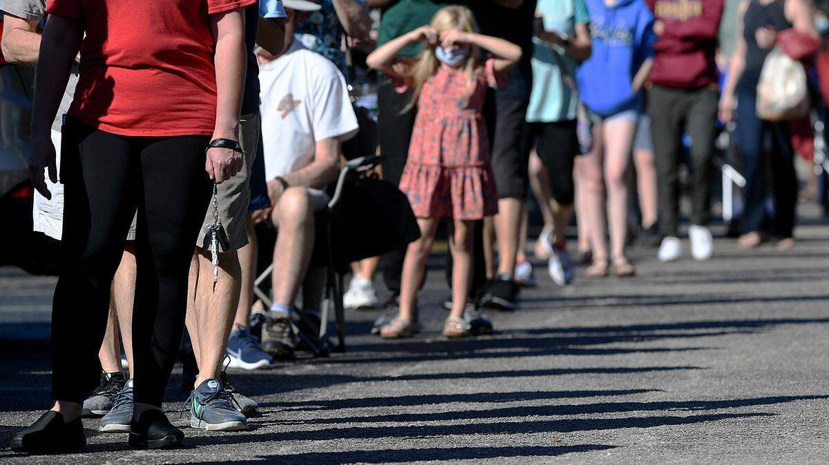 People form a long line at the Bradenton Area Convention Center in Palmetto where COVID-19 testing was held in 2021. The Florida Dept. of Health is ending their on site COVID-19 testing in Bradenton.