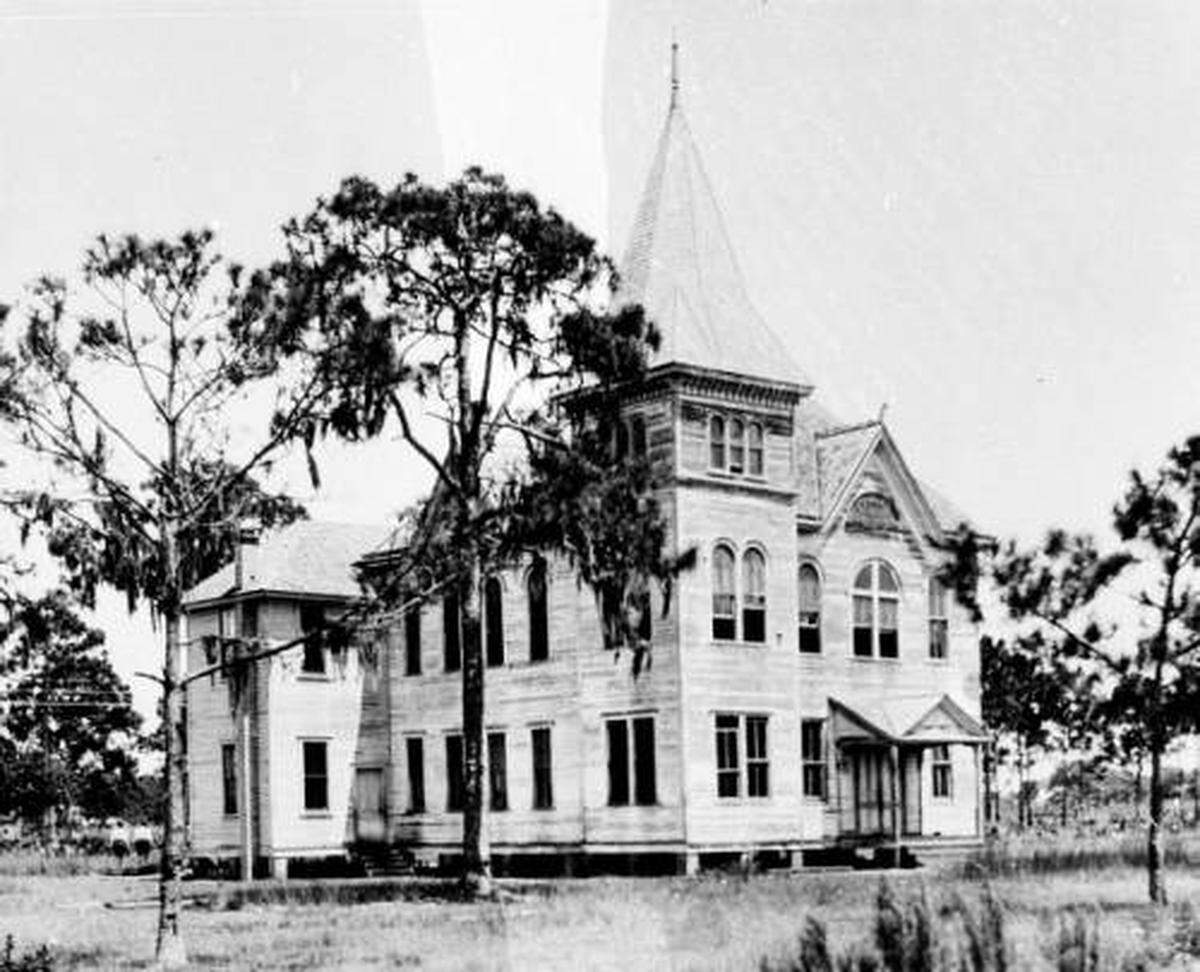 Lincoln High School, was established in 1930 as Lincoln Academy, Bradenton’s first school for African Americans. In 1948, it merged with Memorial High School in Palmetto and became Lincoln Memorial High School. The school’s last graduating class received their diplomas in 1969. The wooden building seen here began as the 1880s Manatee County Courthouse.