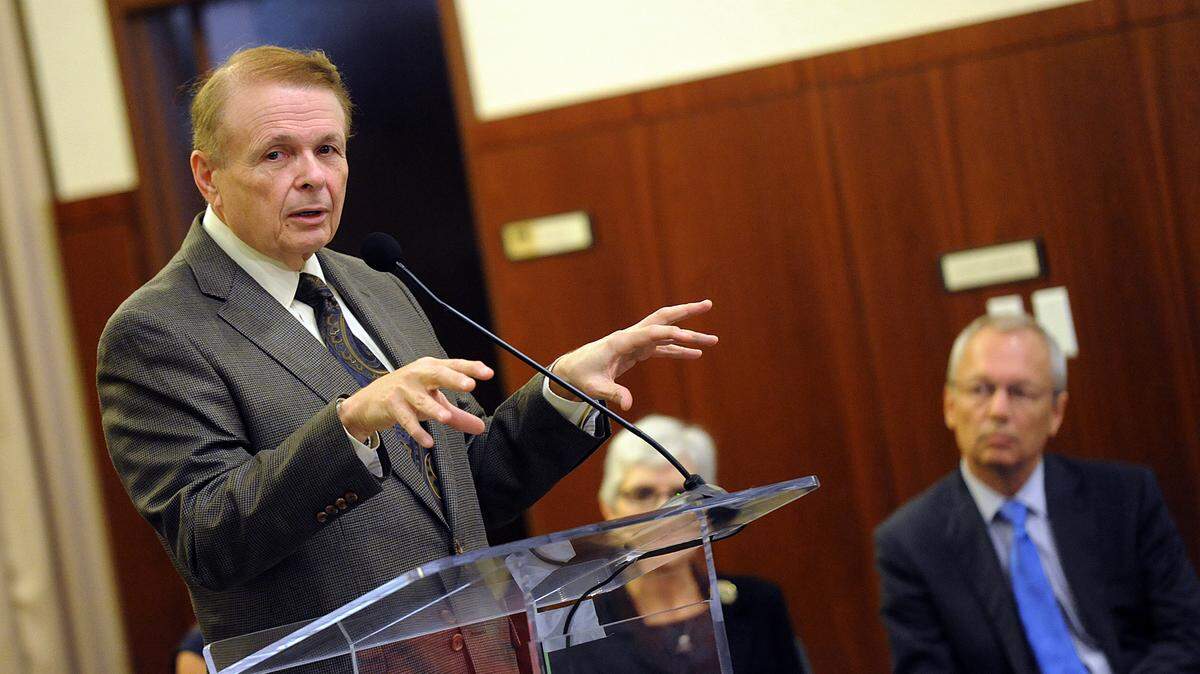 Dr. Larry Thompson addresses a crowd at USF Sarasota-Manatee about the newly formed collaboration between the area colleges, called the Consortium of Colleges on the Creative Coast, C4. 
 TIFFANY TOMPKINS-CONDIE/Bradenton Herald