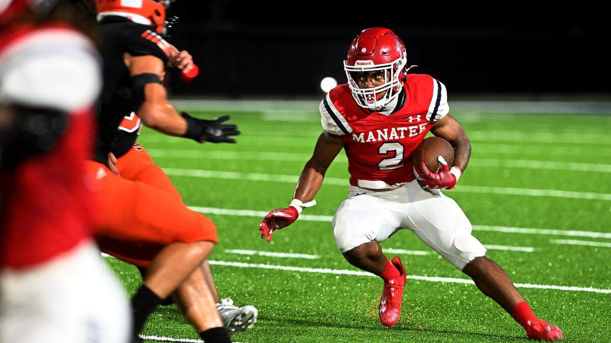 Manatee High’s Cory Sanders runs the ball in the game against Sarasota at Manatee High Friday, Sept. 1, 2023.