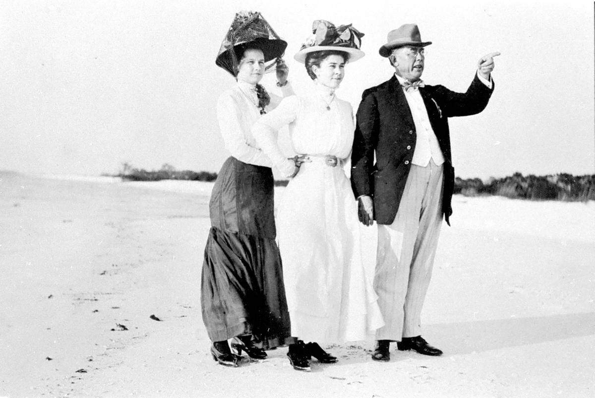 Maude Lightfoot on left with unidentified friend in center and Hershel Coarsey at right on the beach at Anna Maria between 1905 and 1915.
