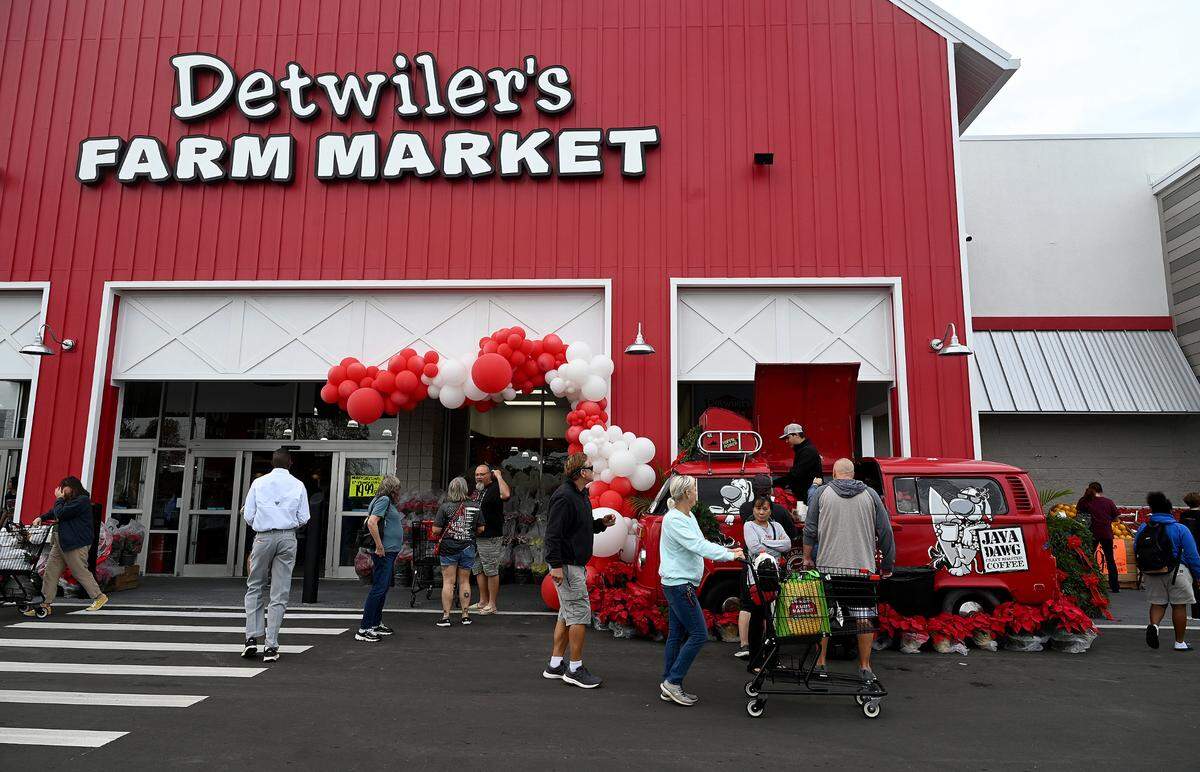 Customers arrive at the grand opening of the newest Detwiler’s Farm Market store in Bradenton.