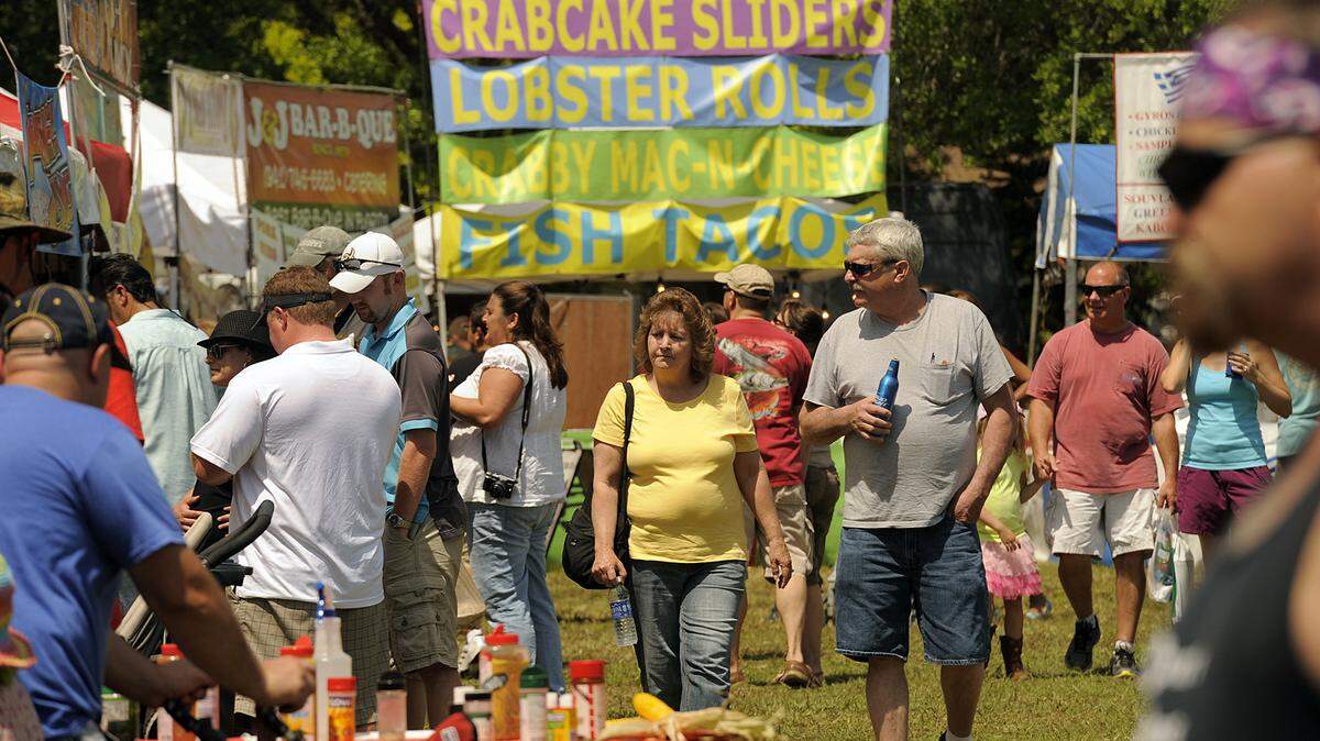 Crowds peruse the food vendors at the DeSoto Seafood Festival being held at Palmetto's Sutton Park. 
 TIFFANY TOMPKINS-CONDIE/Bradenton Herald