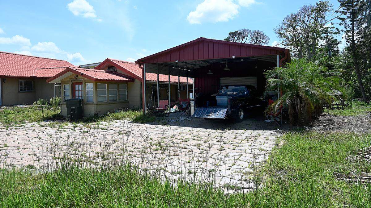 The City of Bradenton has plans to build a temporary lift station to replace a failing one in use since the 1950s on land at 2052 Riverside Drive E. in Bradenton, formerly the home of Councilman Bill Sanders.