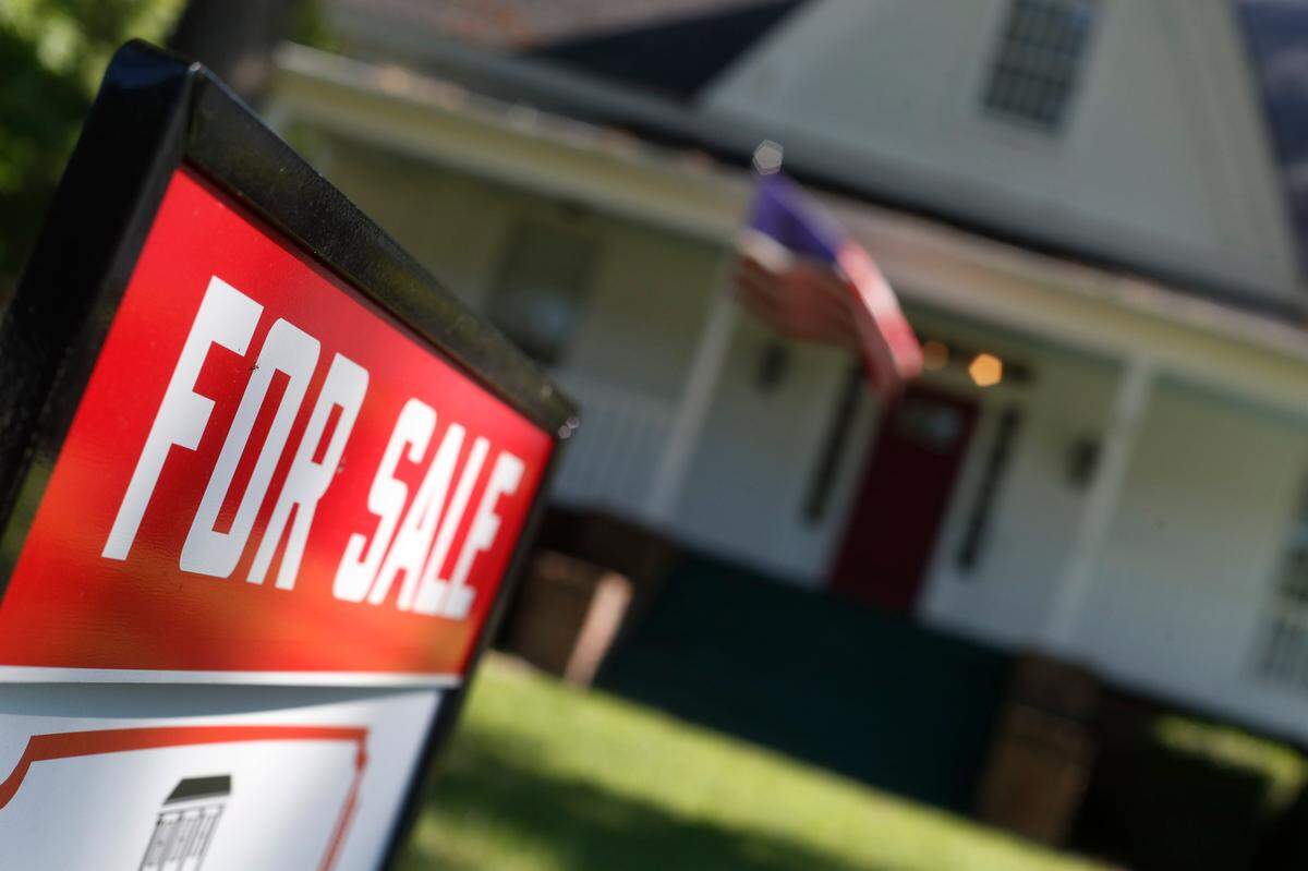 The median price that buyers paid for an existing single-family house in the Bradenton area in November was $319,995.