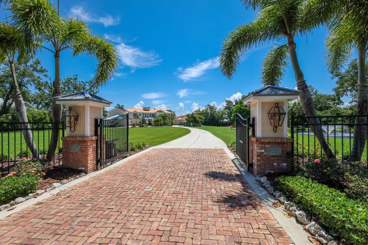Vista Del Fiume, an estate located on three acres on the Manatee River in Northwest Bradenton, is on the market. The property has over 7,000 square feet of living space, a chef's kitchen and three boat lifts. The property is located at 1707 71st Street Northwest, Bradenton.
