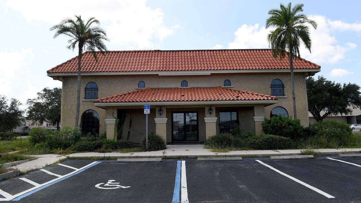 This vacant IberiaBank building that fronts the 6300 block of Manatee Avenue West will be demolished to make way for a new Panera Bread restaurant.