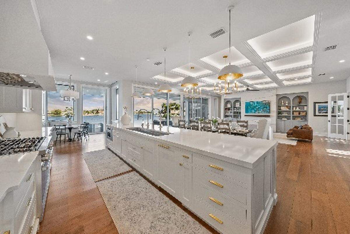 Former MLB All Star Mark Melancon is selling his Anna Maria Island, Florida waterfront home for $10.95 million.