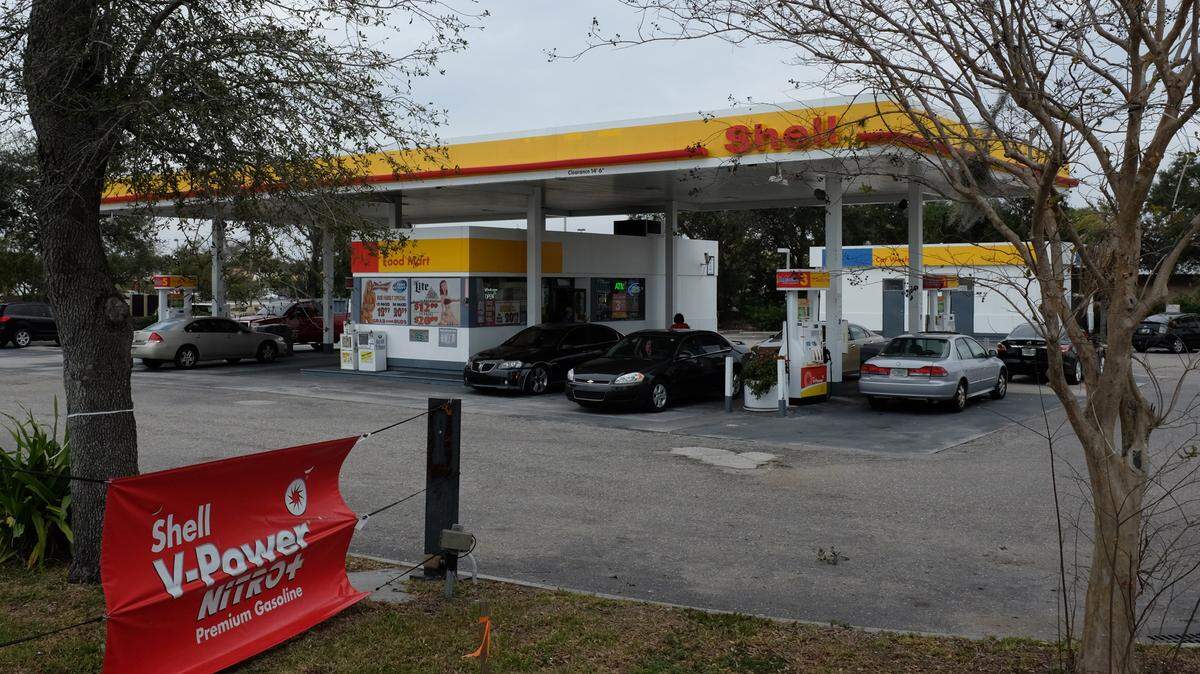The owner of this Shell gas station at Lockwood Ridge and University Parkway is planning to raze the building and replace it with an all-new expanded convenience store, car wash and filling station. 
 GRANT JEFFERIES/Bradenton Herald