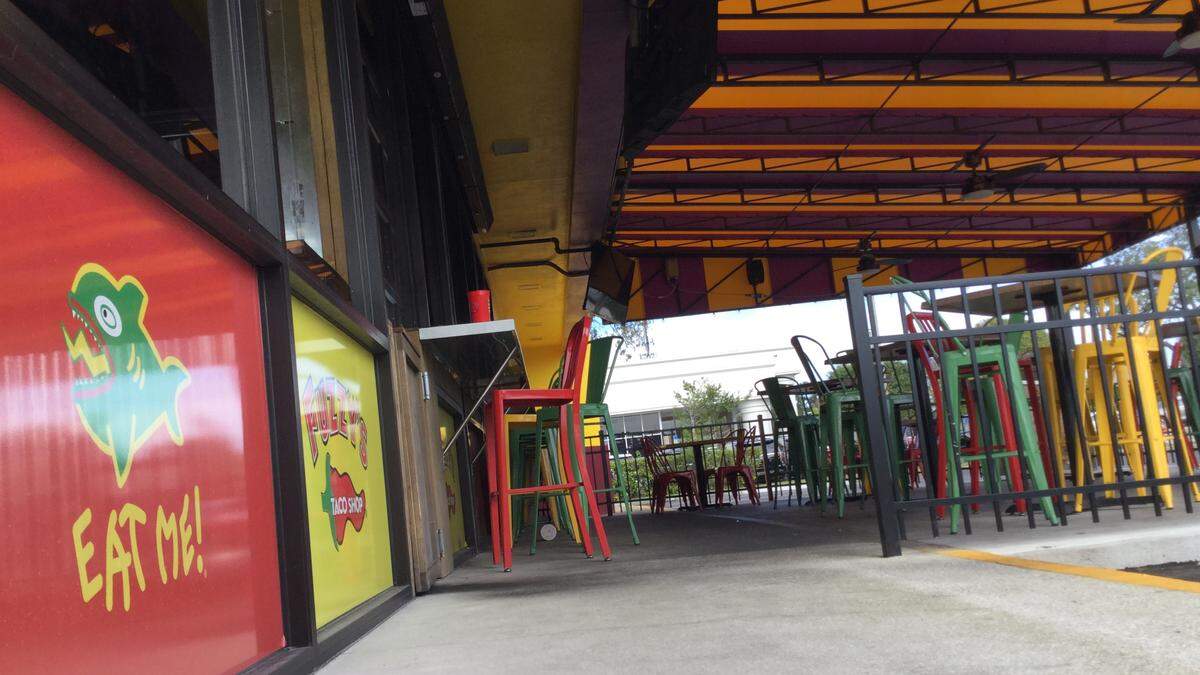 Fuzzy’s Tacos closes its 14th Street West location in Bradenton and the local franchisee owner is offering no explanations.