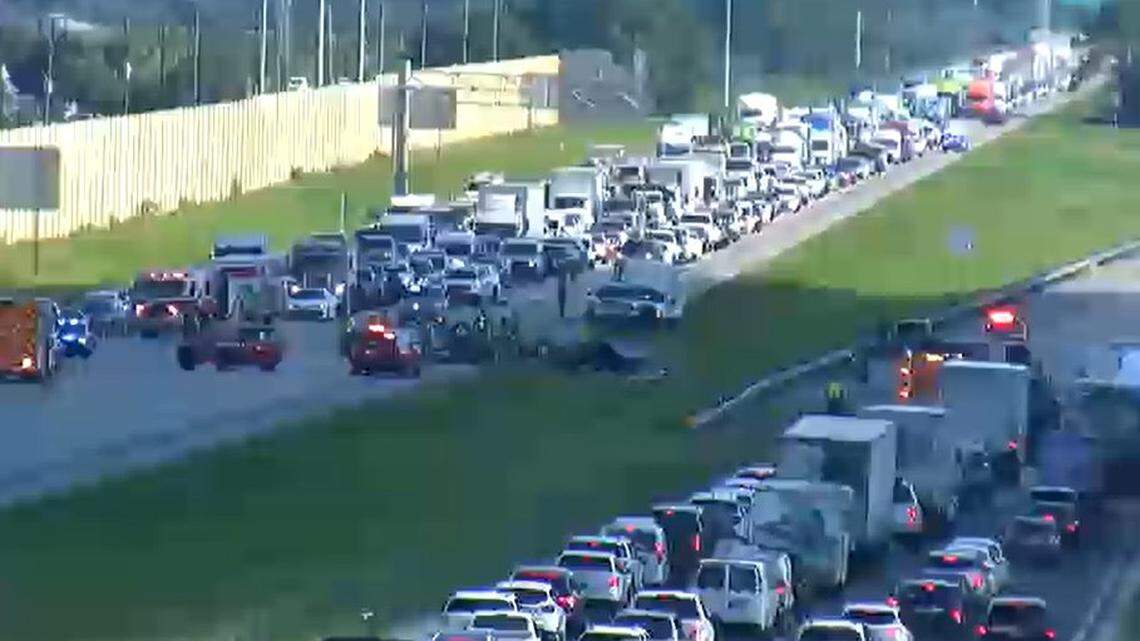 Fatal crash closes I-75 southbound in Sarasota. Expect major delays, police say